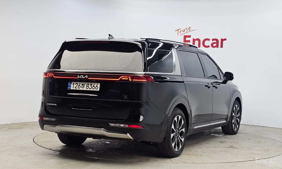 Photo 2 - Kia Carnival