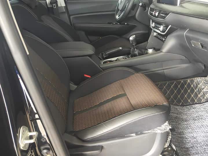 Foton Tunland F9 2023 2023款 2.0T柴油手动四驱奋斗精英型长厢4F20TC