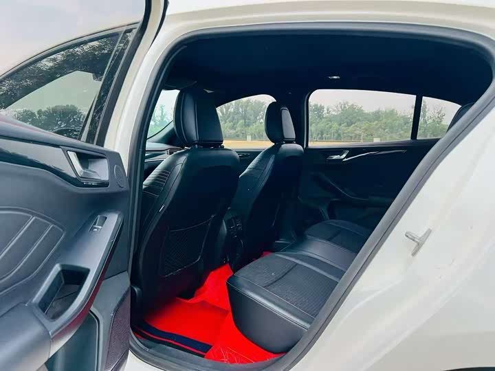 Ford Focus 2021 2021款 两厢 EcoBoost 180 自动ST Line