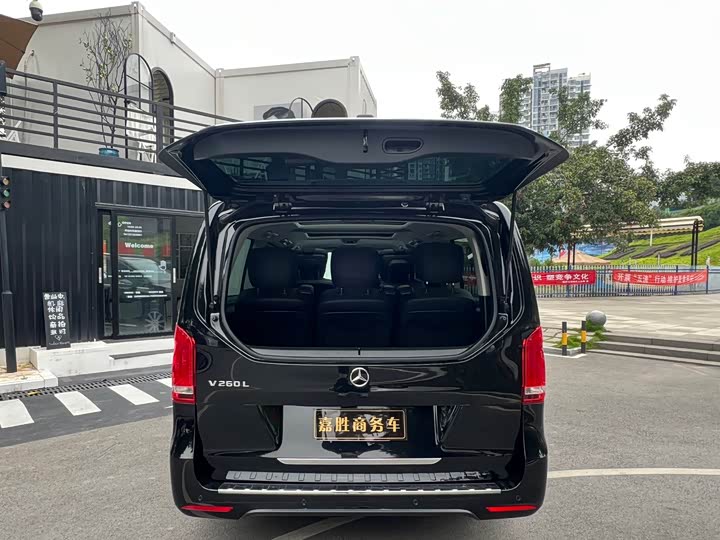 صورة 6 - Mercedes-Benz V-Class