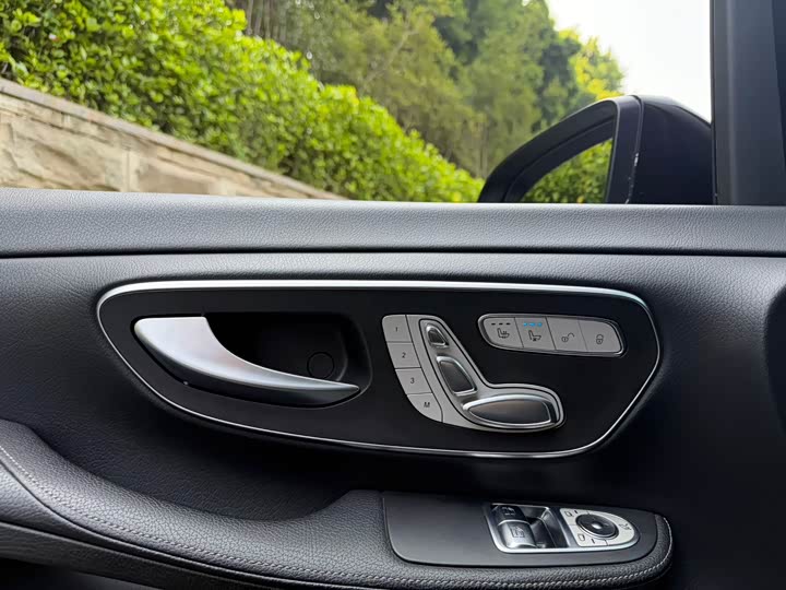 صورة 8 - Mercedes-Benz V-Class