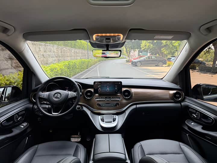 صورة 9 - Mercedes-Benz V-Class