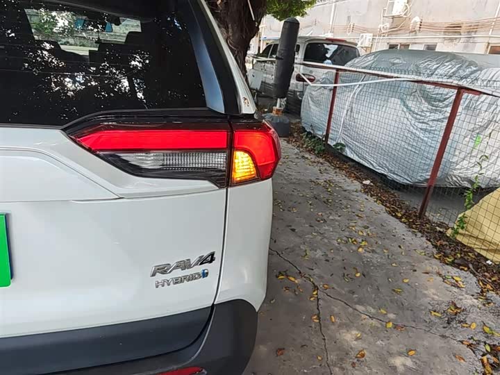 صورة 8 - Toyota RAV4