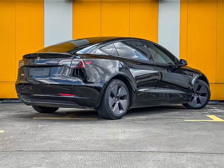 Фото 3 - Tesla Model 3