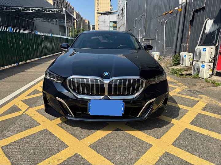 Photo 2 - BMW 5 Series