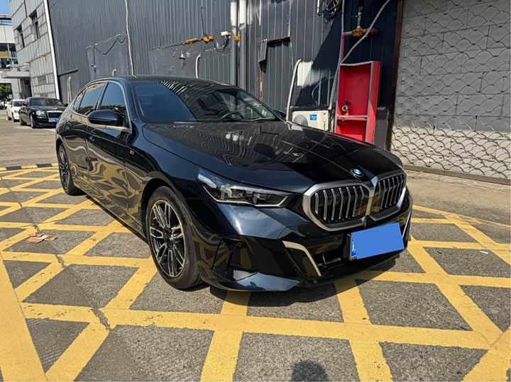 Photo 3 - BMW 5 Series