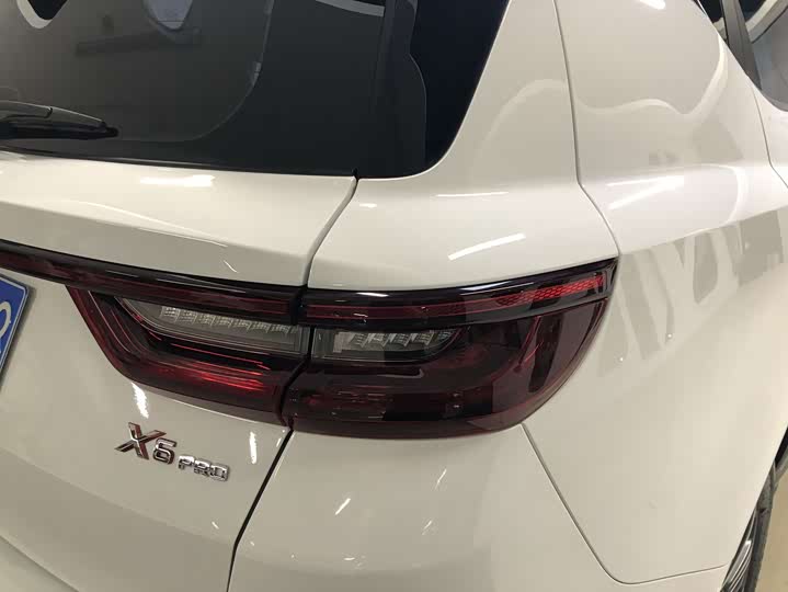 Фото 9 - Geely Vision X6