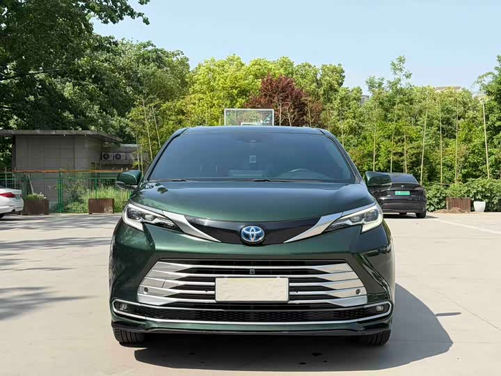 Photo 2 - Toyota Sienna