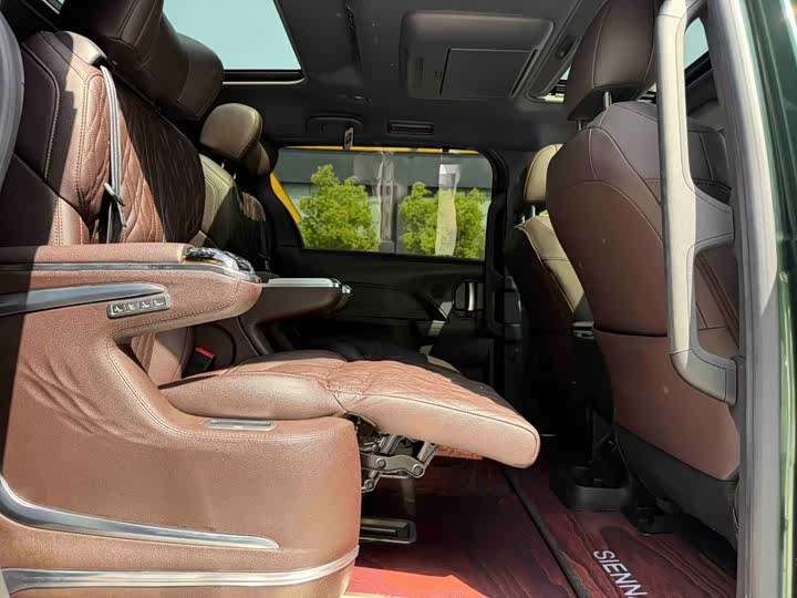 Photo 5 - Toyota Sienna