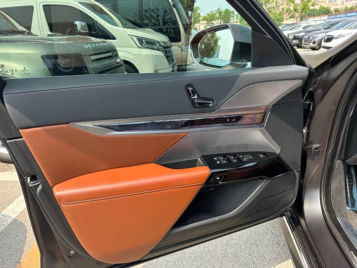 Фото 8 - BMW 7 Series