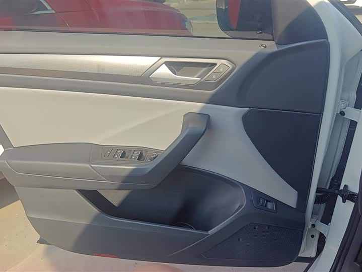 Фото 7 - Volkswagen T-Roc