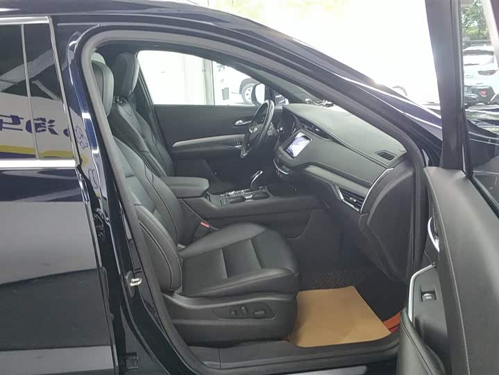 صورة 8 - Cadillac XT4