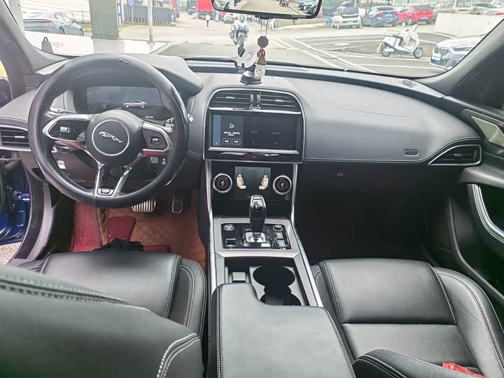 Фото 4 - Jaguar XE L
