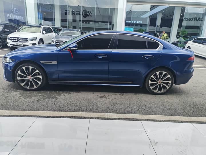 Фото 8 - Jaguar XE L