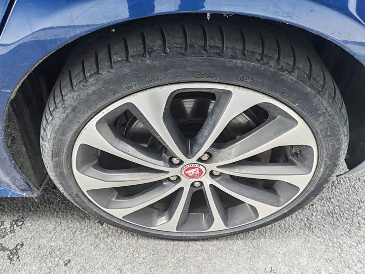 Фото 9 - Jaguar XE L