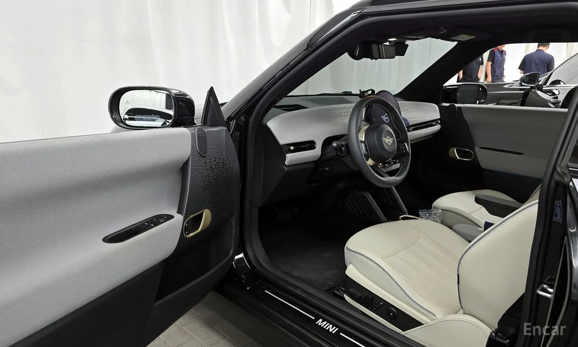 Mini Cooper 2025 SE Favoured