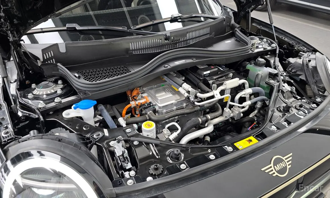 Mini Cooper 2025 SE Favoured