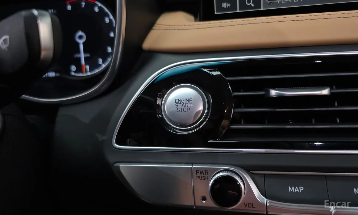 Фото 28 - Genesis G70
