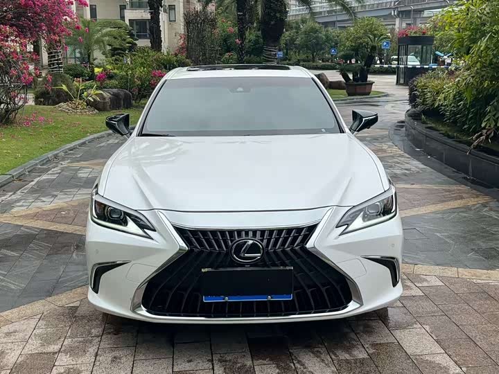 Фото 2 - Lexus ES