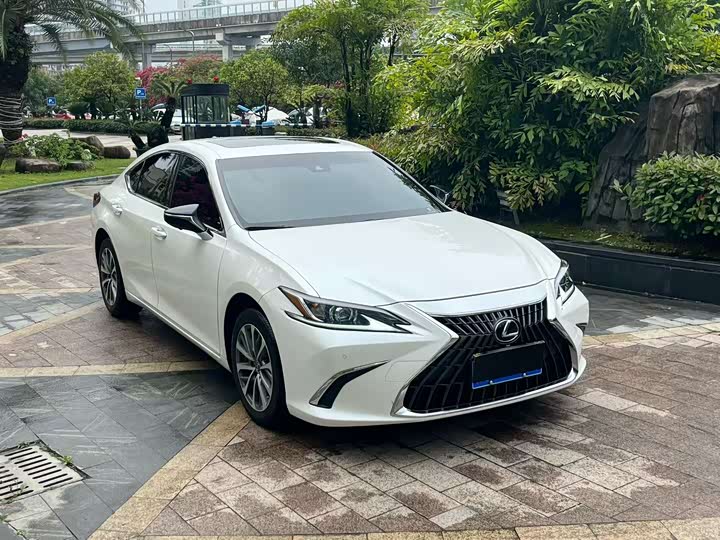 Фото 3 - Lexus ES