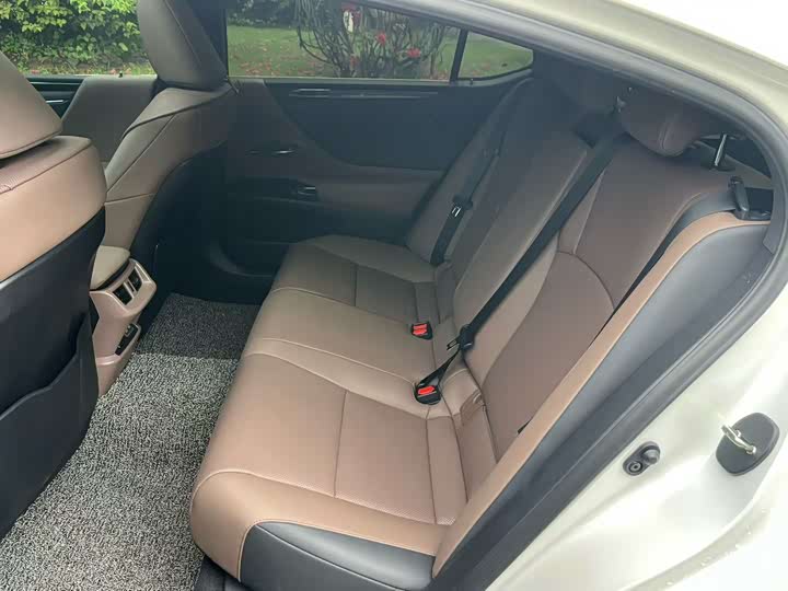 Фото 5 - Lexus ES