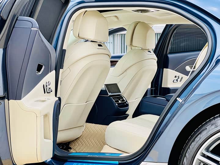Фото 5 - Bentley Flying Spur Hybrid