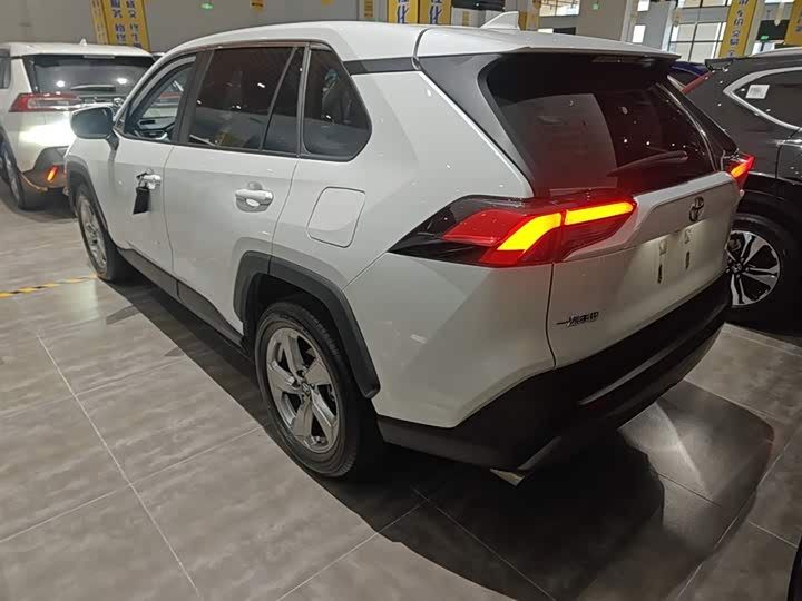 Photo 5 - Toyota RAV4