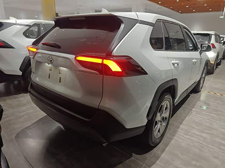 Photo 7 - Toyota RAV4