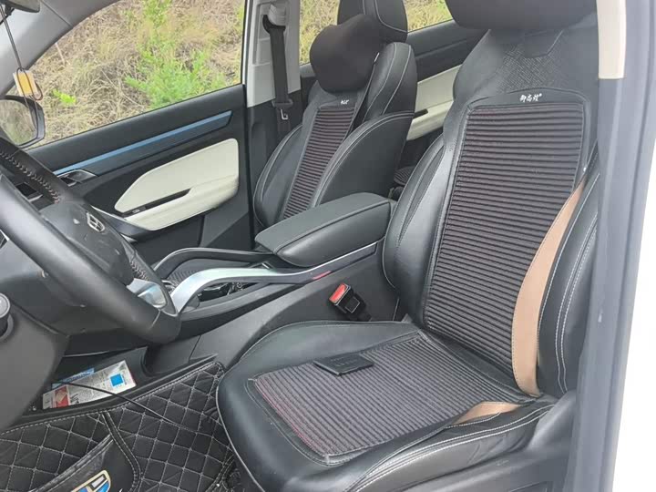 Фото 8 - Geely Atlas