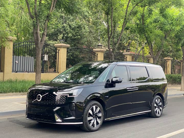 2025 Volvo EM90