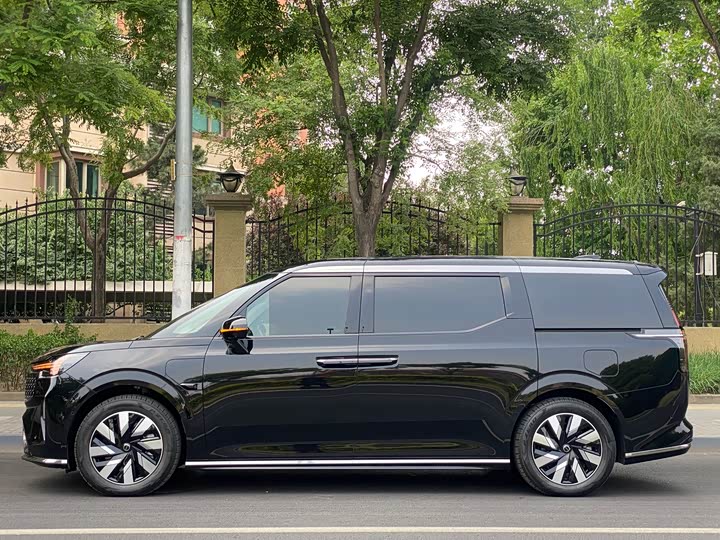 2025 Volvo EM90