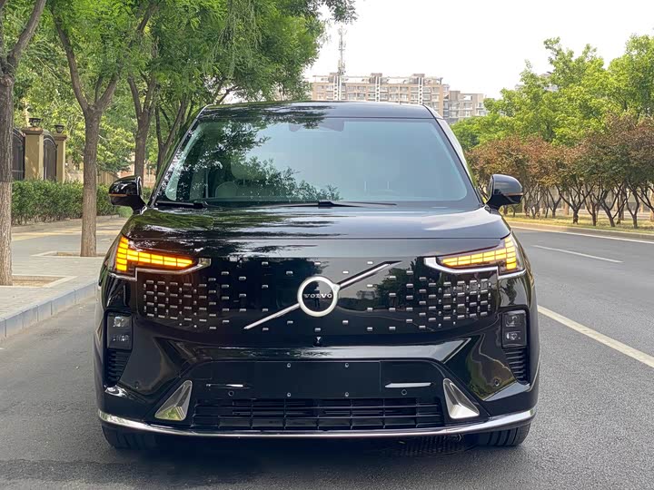 2025 Volvo EM90