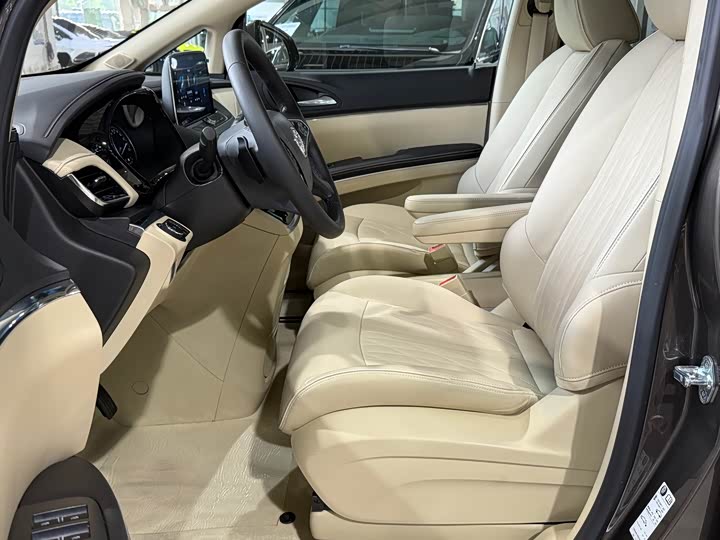 Photo 4 - Buick GL8 ES
