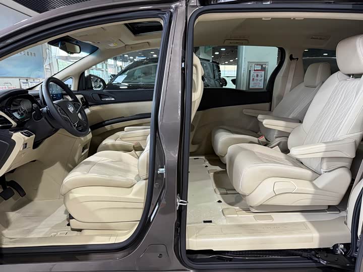 Photo 7 - Buick GL8 ES