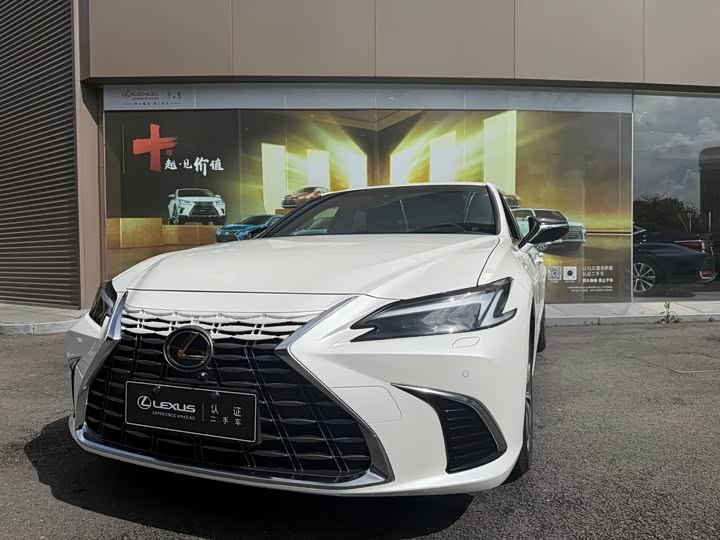 Фото 1 - Lexus ES