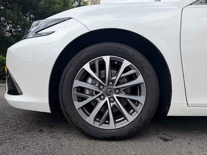 Фото 3 - Lexus ES