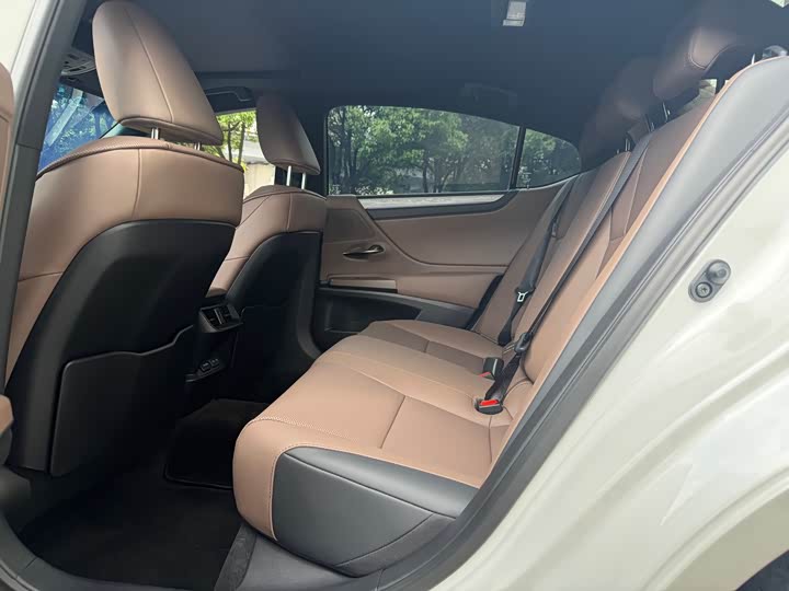 Фото 6 - Lexus ES