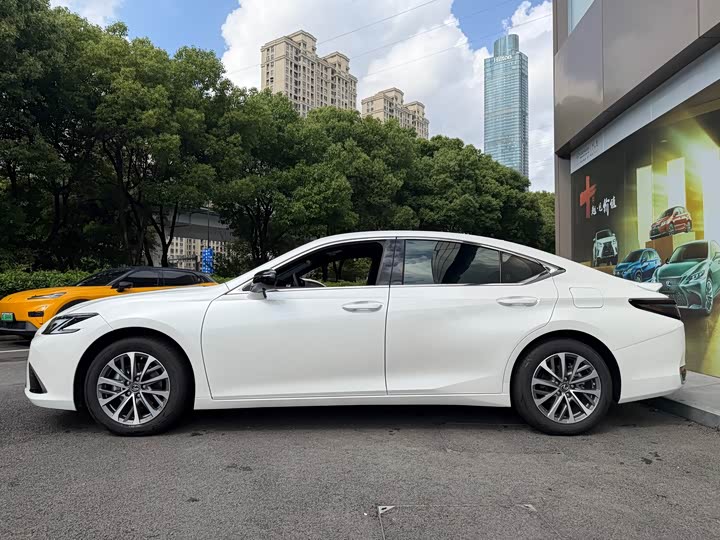 Фото 7 - Lexus ES