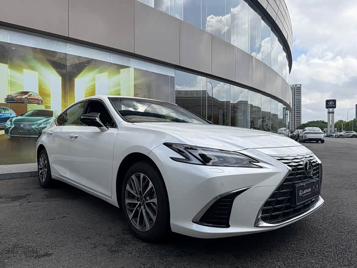 Фото 8 - Lexus ES
