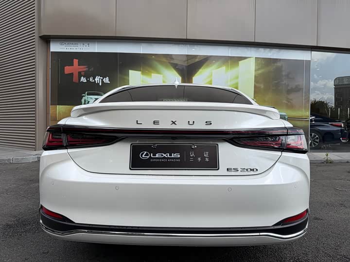Фото 9 - Lexus ES