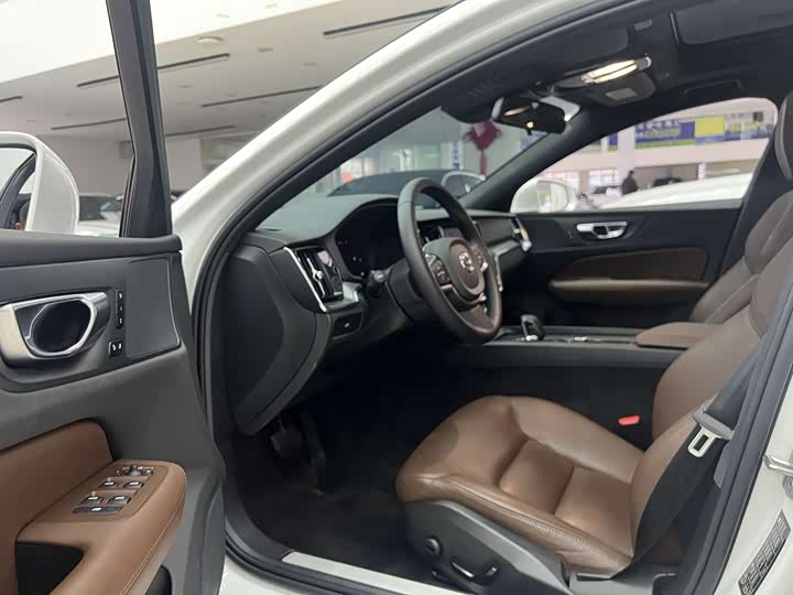 Volvo S60 2025 2025款 B4 智逸豪华版