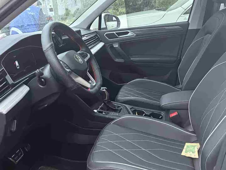 Volkswagen Tiguan L Pro 2025 2025款 出众款 330TSI 自动两驱R-Line龙耀版