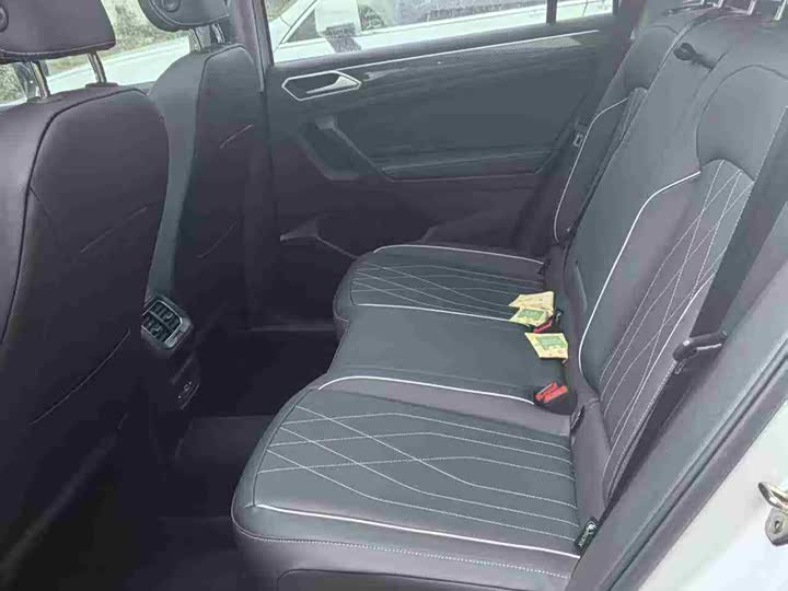 Volkswagen Tiguan L Pro 2025 2025款 出众款 330TSI 自动两驱R-Line龙耀版