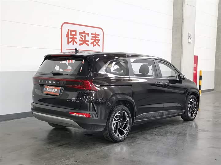 Photo 2 - Hyundai Custo