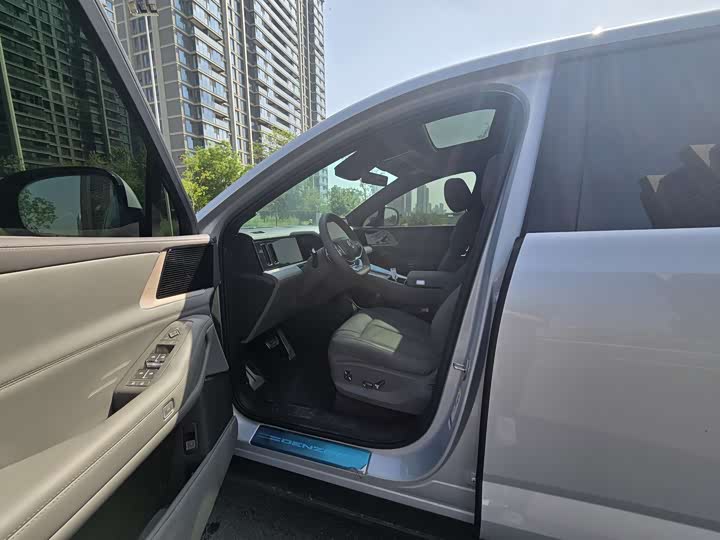 2025 Denza N8L