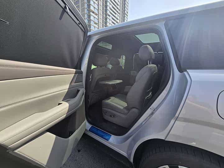 2025 Denza N8L