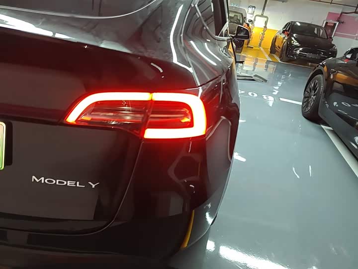 Zdjęcie 8 - Tesla Model Y