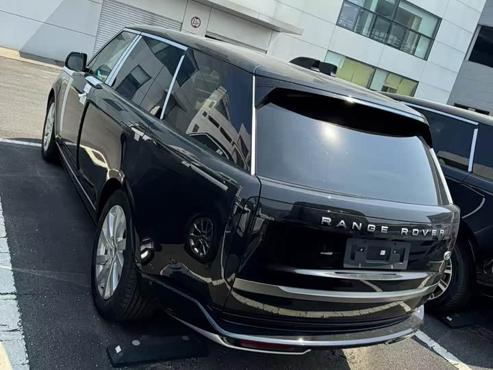 Land Rover Range Rover 2026 2026款 3.0 L6 400PS SE长轴版