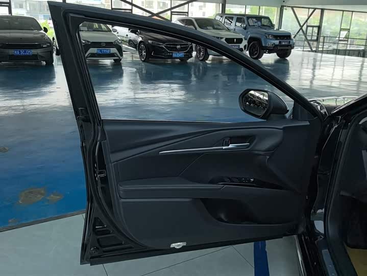 Toyota Camry 2026 2026款 双擎 2.0HSE 运动Lite版