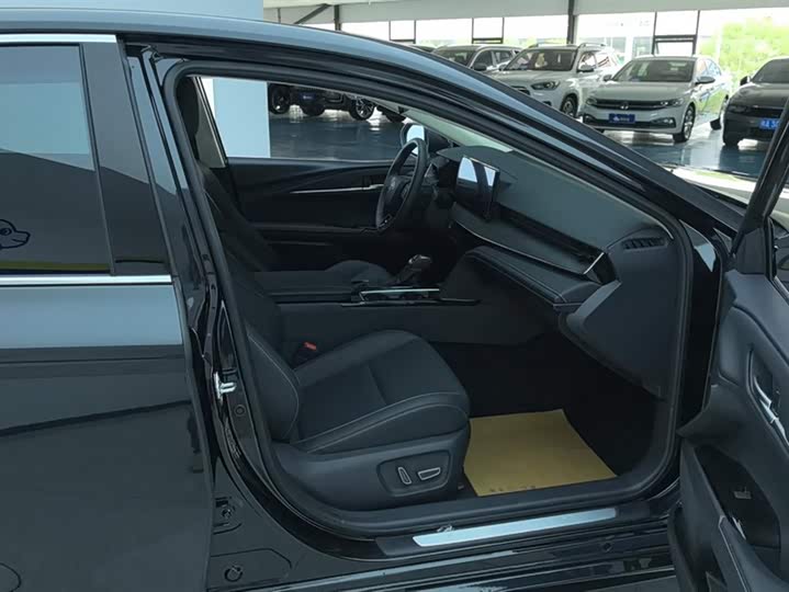Toyota Camry 2026 2026款 双擎 2.0HSE 运动Lite版